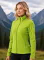 Kobieta o długich blond włosach ubrana w polar damski FLRL 300 LM na tle gór.jpg