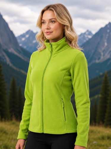 Kobieta o długich blond włosach ubrana w polar damski FLRL 300 LM na tle gór.jpg