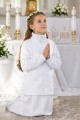 Dziewczynka odługich włosach z wiankiem na głowie.Klęczy i z rękami przyjmując pozycję modlitewną  patrzy do góry.Ubrana jest w albę i ciepły polar dziecięcy  JHK MOONTEX ICE KID biały.jpg