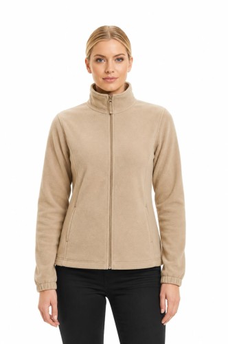 Kobieta o długich blond włosach ubrana w Ciepły polar damski JHK- piaskowy. Bluza polar dostępna na www.koszulkisuper.com
