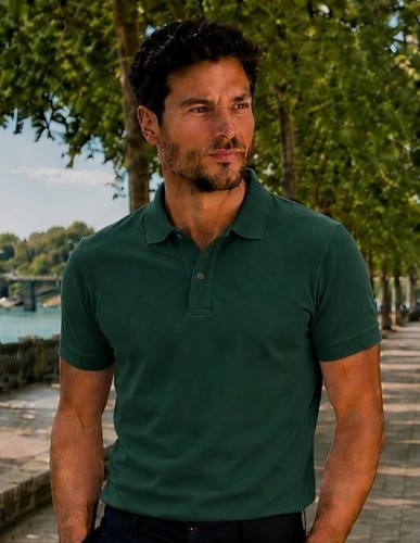 Męska butelkozielona koszulka polo JHK JT POLO w stylizacji casual.jpg