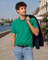 Koszulka polo męska z krótkim rękawem JHK premium 210 g – na modelu z marynarką, zielona.jpg