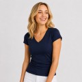 Koszulka damska bawełniana V-Neck JHK –na modelce, granatowa.jpg