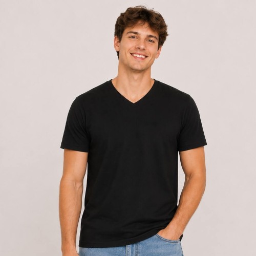 Mężczyzna w czarnej bawełnianej koszulce z krótkim rękawem V-neck JHK
