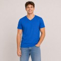 Mężczyzna w niebieskiej bawełnianej koszulce z krótkim rękawem V-neck JHK