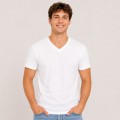 Mężczyzna w białej bawełnianej koszulce z krótkim rękawem V-neck JHK