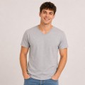 Mężczyzna w bawełnianej koszulce z krótkim rękawem V-neck JHK koloru szary melanż