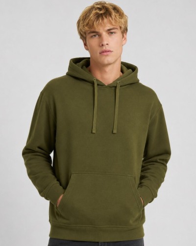 Ciepła bluza męska z kapturem typu kangurek JHK – khaki na modelu