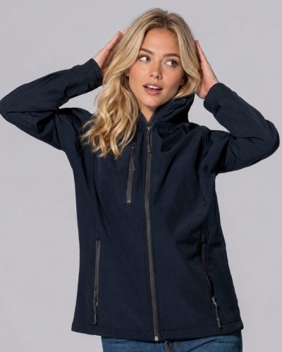 Damska  kurtka softshell z kapturem JHK  kolor granatowy  - na modelce