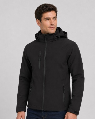 Mężczyzna w czarnej kurtce softshell z odpinanym kapturem JHK