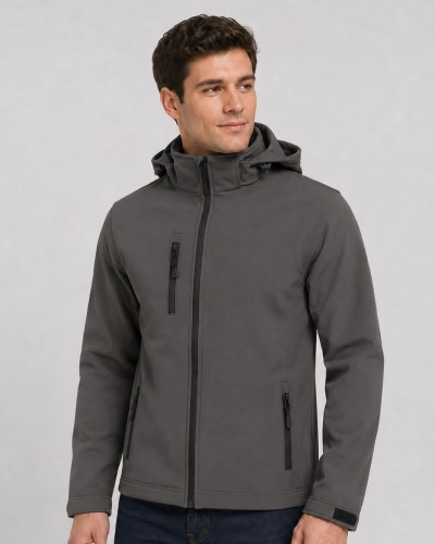 Mężczyzna w grafitowej kurtce softshell z odpinanym kapturem JHK