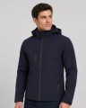 Mężczyzna w granatowej kurtce softshell z odpinanym kapturem JHK