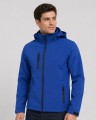 Mężczyzna w niebieskiej kurtce softshell z odpinanym kapturem JHK
