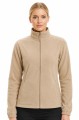 Kobieta o długich blond włosach ubrana w Ciepły polar damski JHK- piaskowy. Bluza polar dostępna na www.koszulkisuper.com