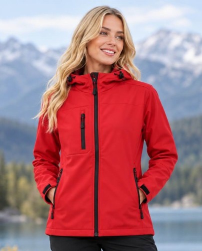Damska kurtka softshell z kapturem 3-warstwowa – czerwona, na modelce