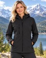 Damska kurtka softshell z kapturem 3-warstwowa – czarna, na modelce