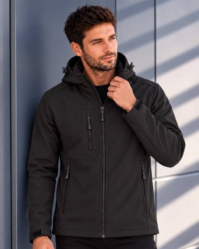 Męska kurtka softshell z kapturem 3-warstwowa - czarna, na modelu