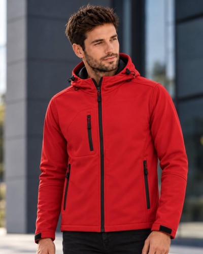 Kurtka softshell 3-warstwowa z kapturem – czerwona, na modelu
