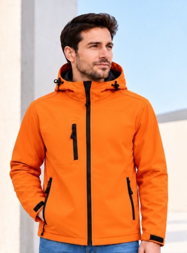 Męska kurtka softshell 3-warstwowa z kapturem – pomarańczowa, na modelu