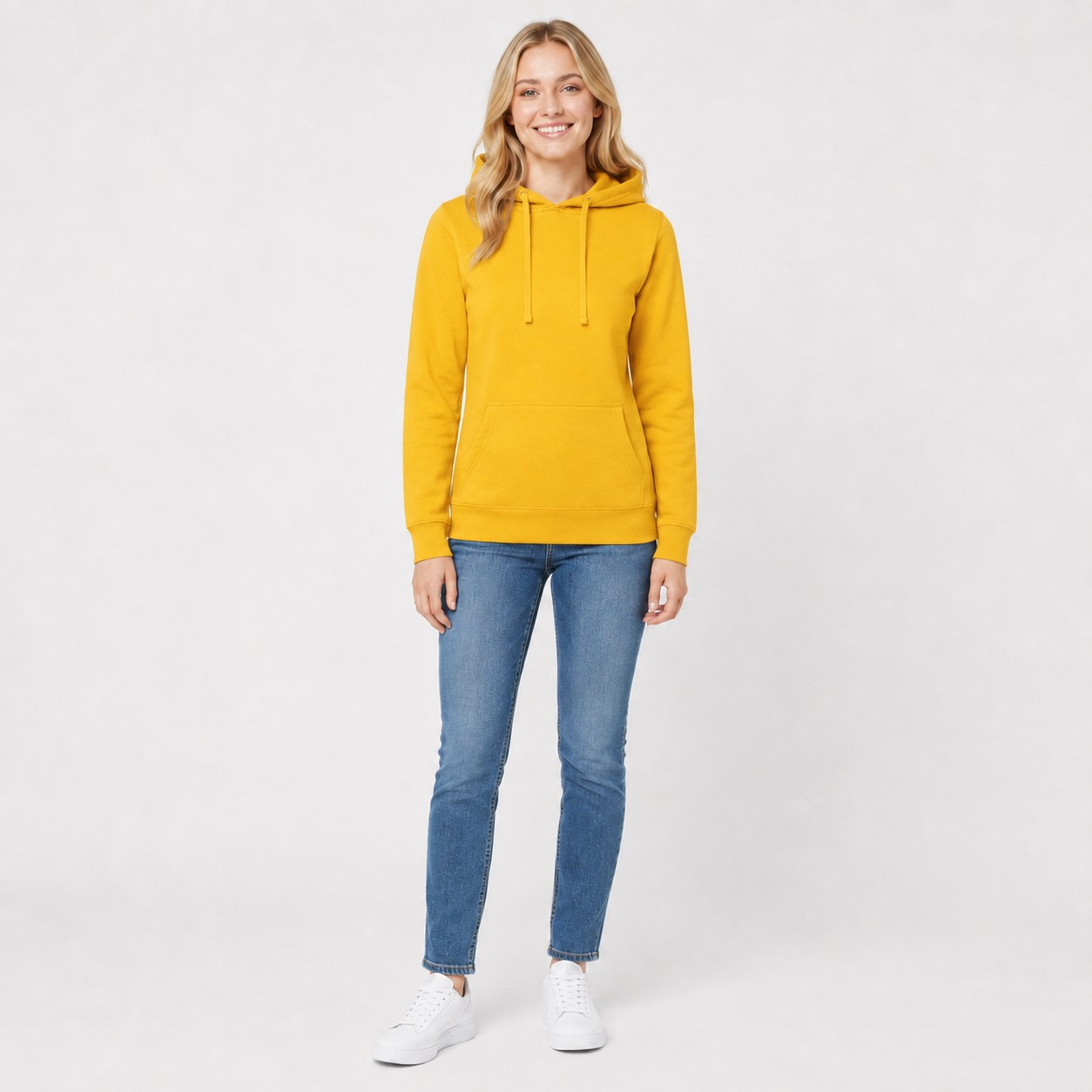 Bluza damska typu kangurek JHK- Żółta, na modelce