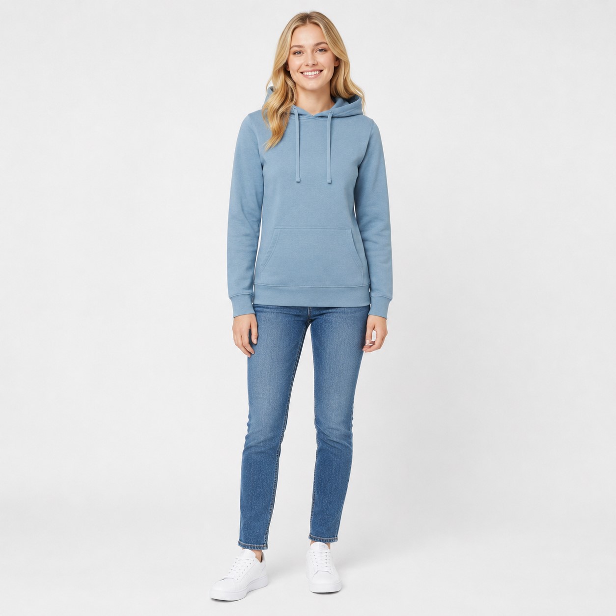 Bluza damska typu kangurek JHK- Błękitna, na modelce