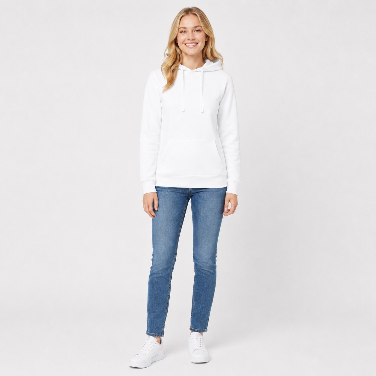 Bluza damska typu kangurek JHK- Biała, na modelce