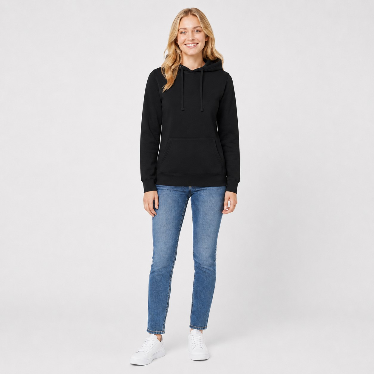 Bluza damska typu kangurek JHK- Czarna, na modelce