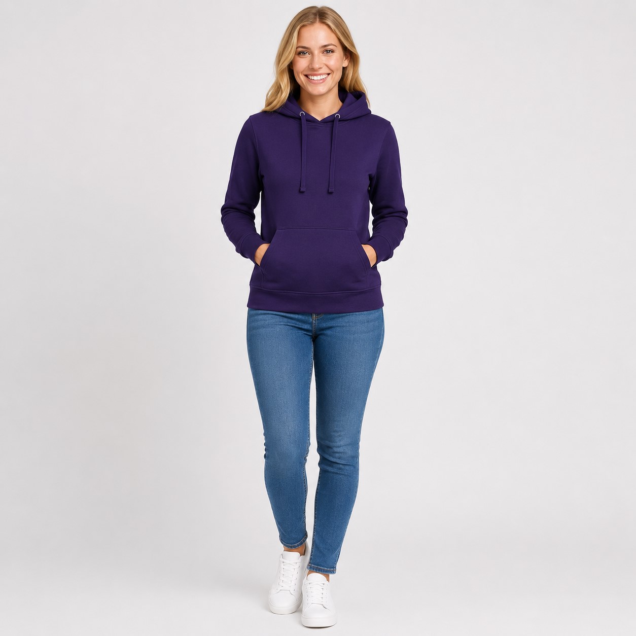 Bluza damska typu kangurek JHK- Fioletowa, na modelce.