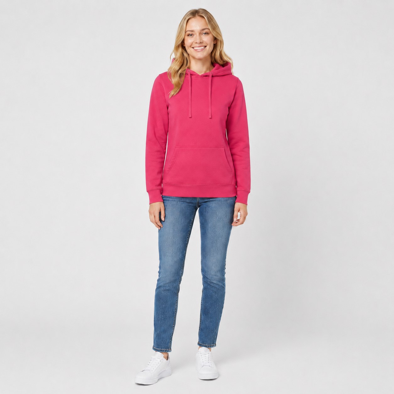 Bluza damska typu kangurek JHK- Malinowa, na modelce