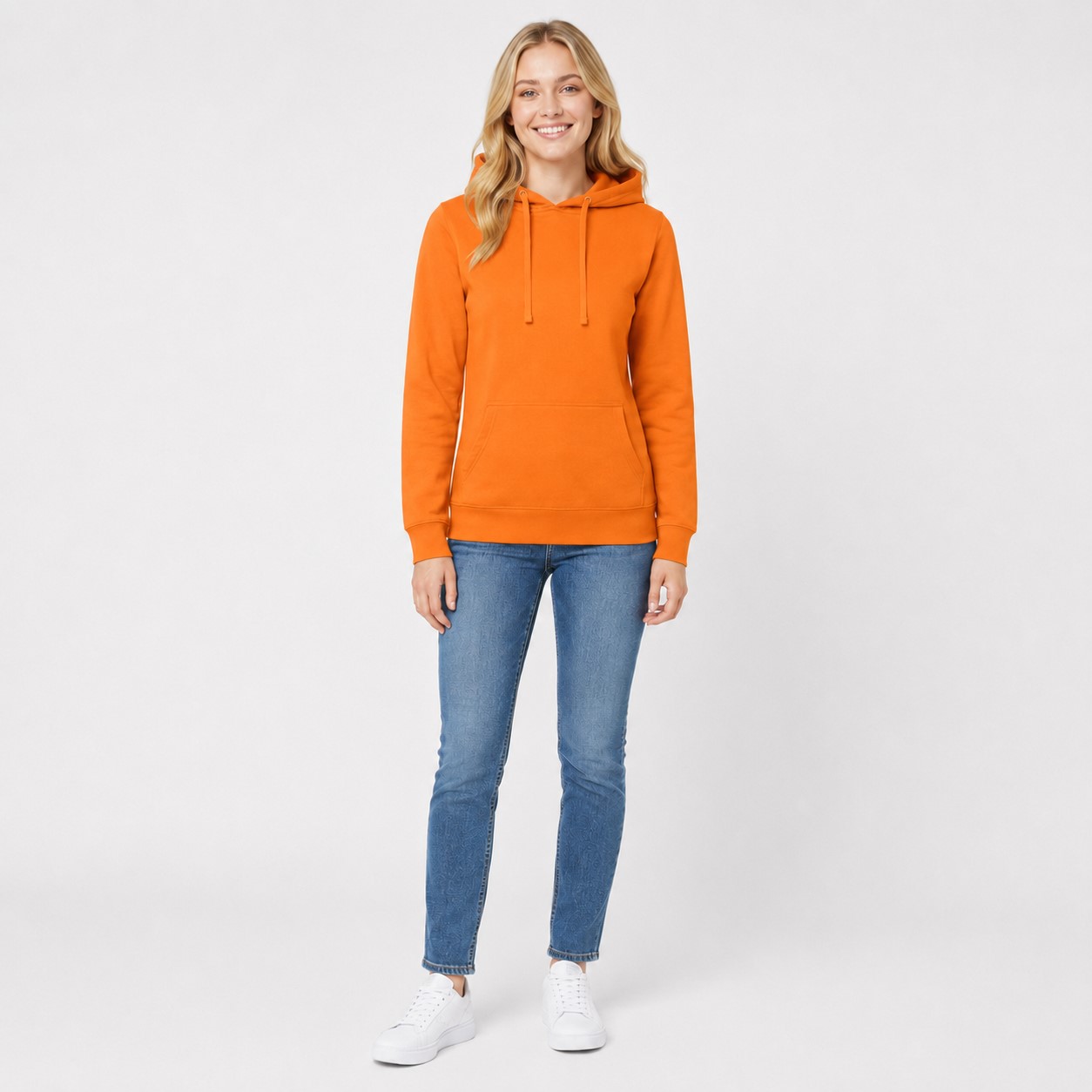 Bluza damska typu kangurek JHK- Pomarańczowa, na modelce