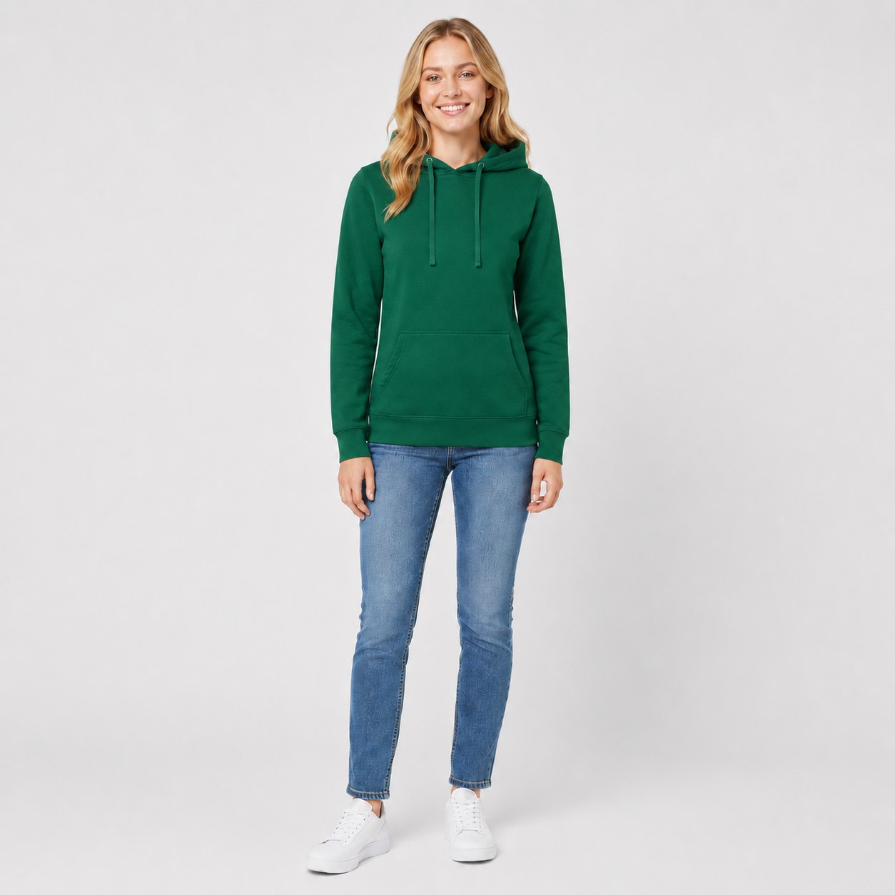 Bluza damska typu kangurek JHK- Zielona, na modelce.
