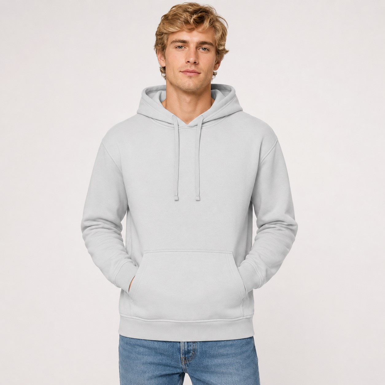 Bluza męska kangurek JHK – srebrnoszara na modelu
