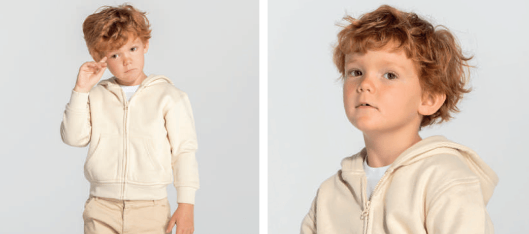 Chłopiec o blond włosach w bluzie dresowej z kapturem JHK  SWRK HOOD BT kremowa.Bluza dostępna na www.koszulkisuper.com