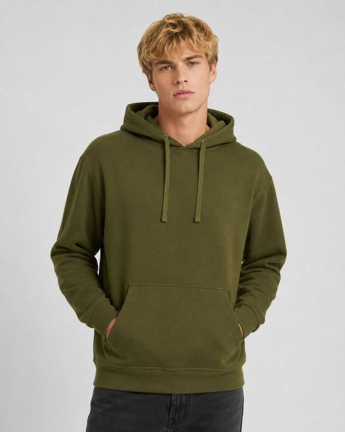 Ciepła bluza męska z kapturem typu kangurek JHK – khaki na modelu