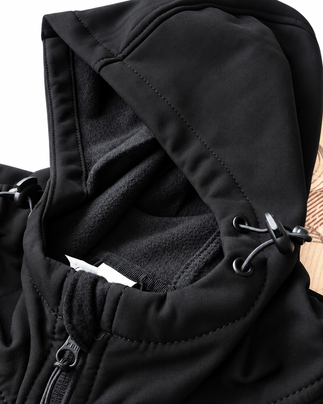 Czarna kurtka softshell damska – polarowe wykończenie kaptura