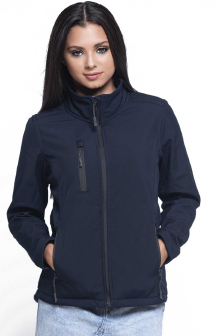 Kobieta w Kurtce JHK SOFTSHELL JACKET LADY koloru Granat.Kurtka z pełnym zamkiem błyskawicznym.Lekko talkowana.3 praktyczne kieszenie boczne z zamkiem.Trójwarstwowa konstrukcja z oddychającą membraną.Wnętrze z miękką podszewką polarową.Gramatura ok.300g. Dostępne rozmiary:S–XL na koszulkisuper.com