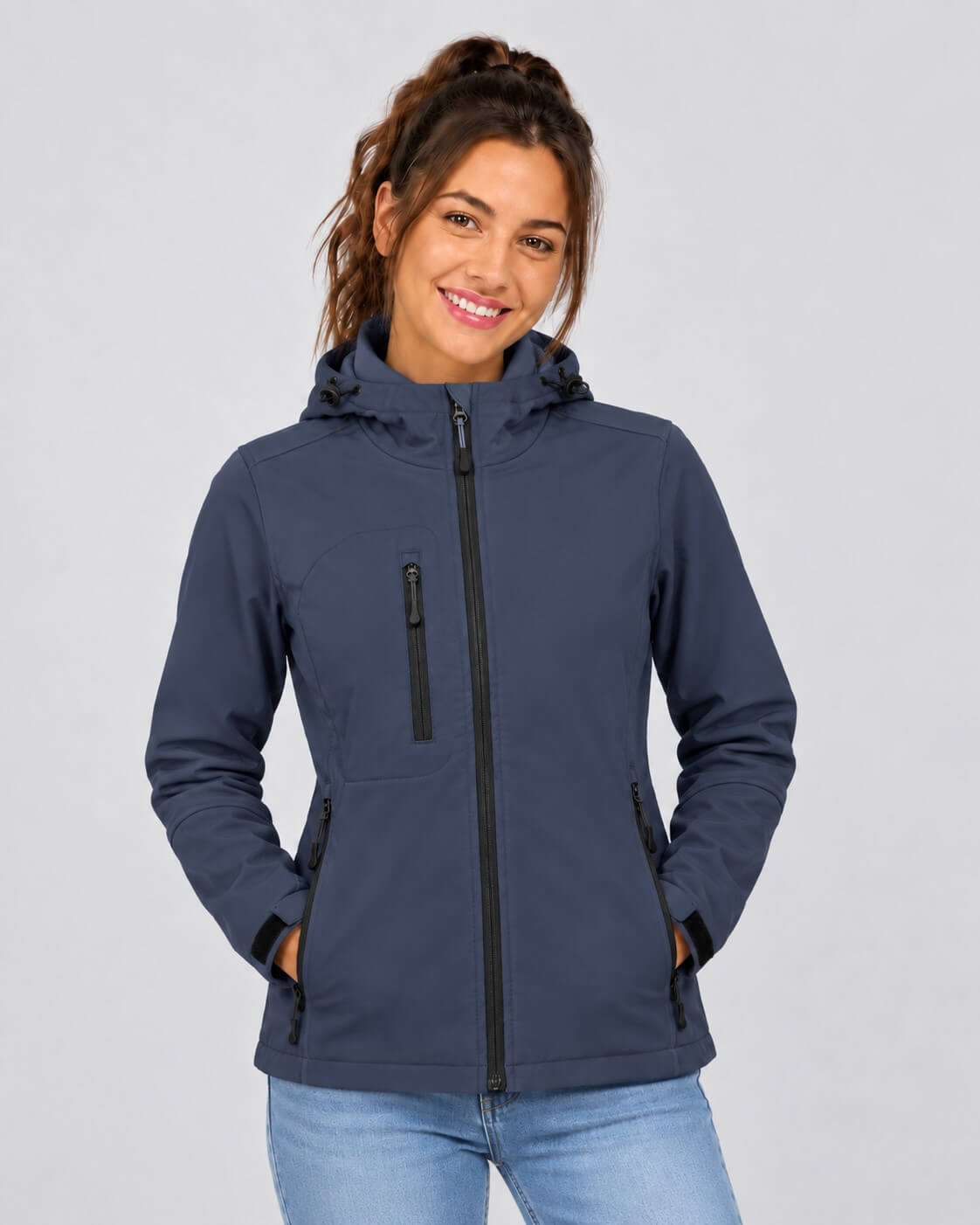 Damska kurtka softshell z kapturem 3-warstwowa – granatowa, na modelce
