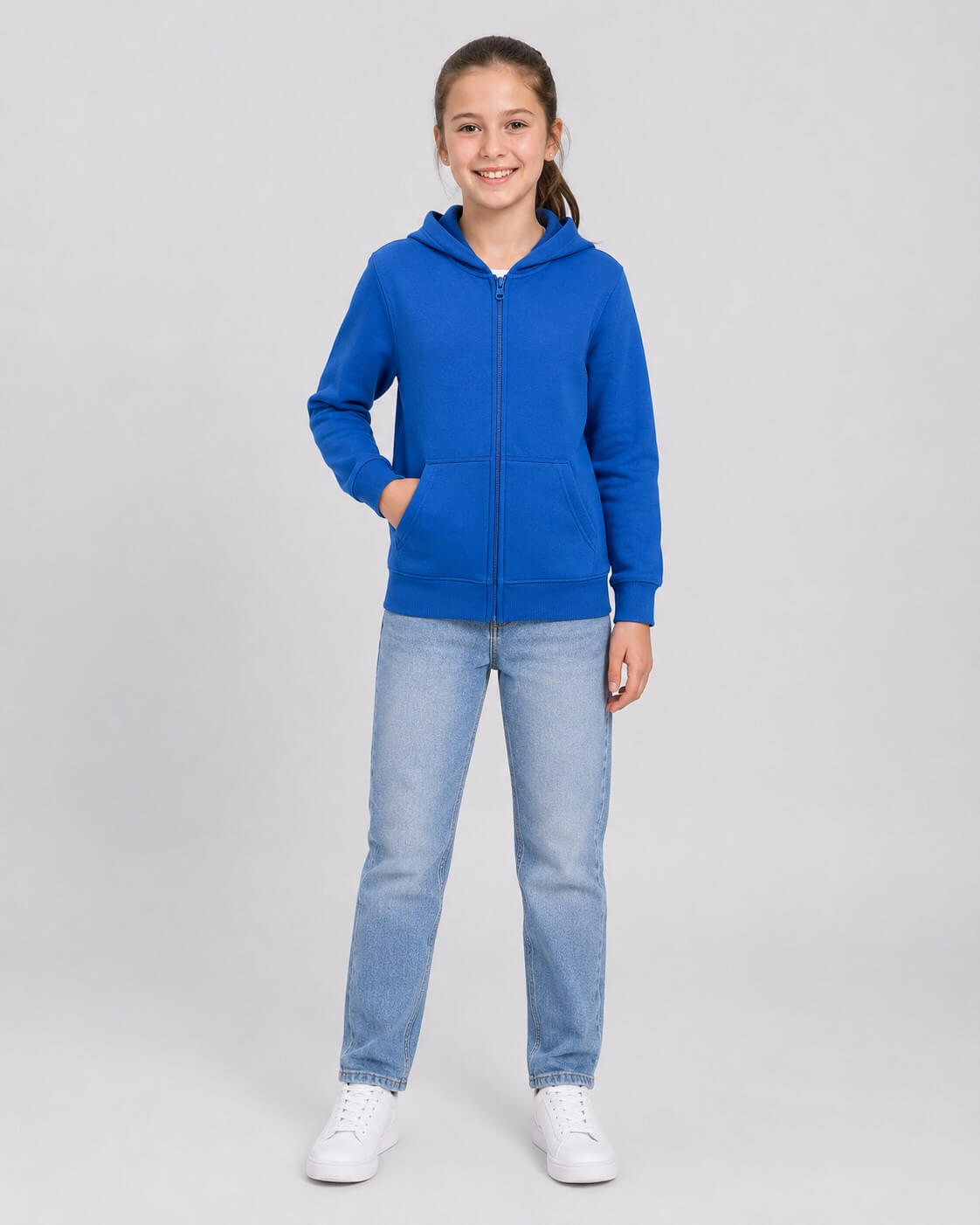 Dziecięca niebieska bluza rozpinana z kapturem JHK na modelu
