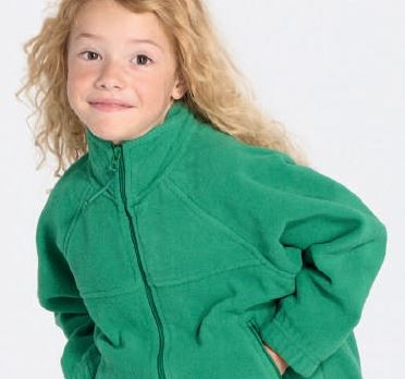 Dziewczynka o blond długich włosach ubrana w polar zielony FLRK 300 KG.Dostępny na www.koszulkisuper.com