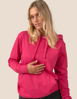 Kobieta ubrana w Bluzę damską typu kangurek z kapturem i z troczkami w kolorze bluzy SWUL KNG JHK -kolor Malinowy. Dostępne na www.koszulkisuper.com