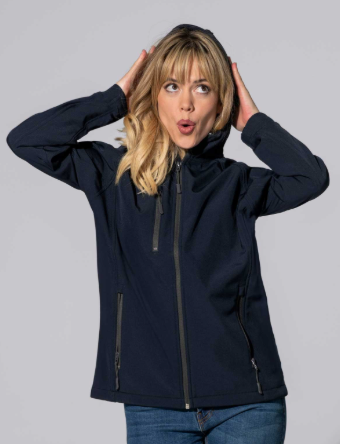 Kobieta w kurtce softshell czarnej z kapturem JHK SOFTSHELL HOOD LADY.Kurtka zapinana na zamek.Ma trzy zewnętrzne kieszeńie zapinane na zamek.Wnętrze wykończone polarem.Stopery.Skład:94% Poliester z recyklingu 6%Elastan.Gramatura 300g.Wodoodporna.Dostępna na koszulkisuper.com