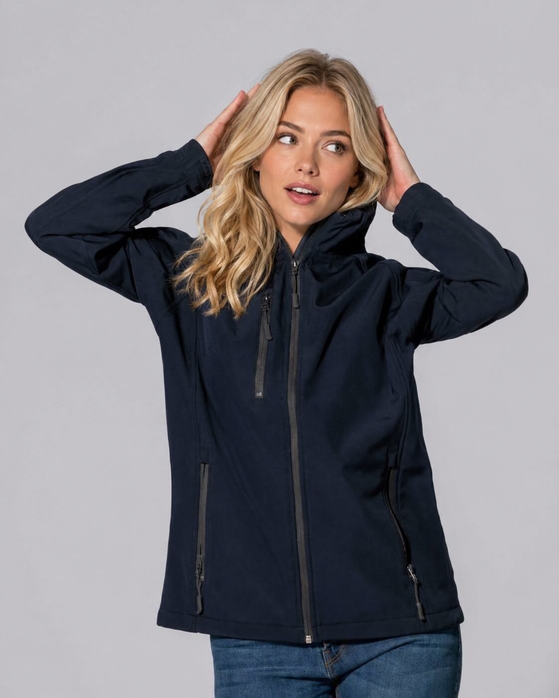 Kurtka Damska Softshell z kapturem JHK kolor granatowy  - na modelce