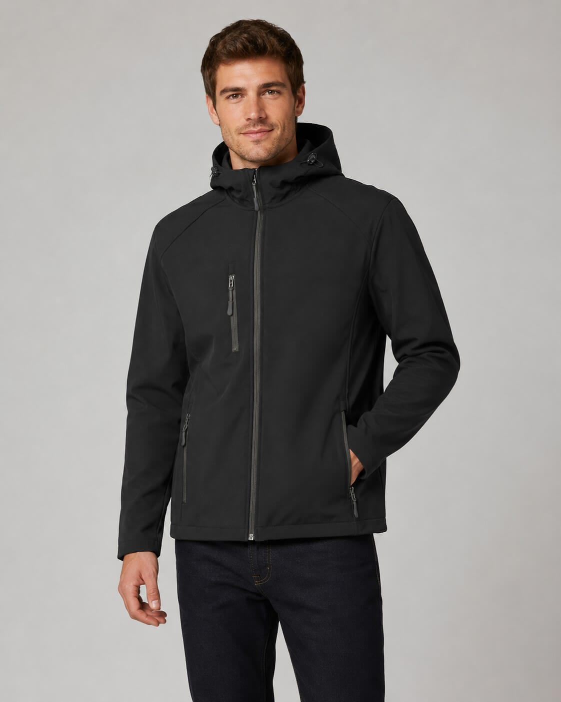 Kurtka Męska softshell z kapturem JHK -Czarna, na modelu
