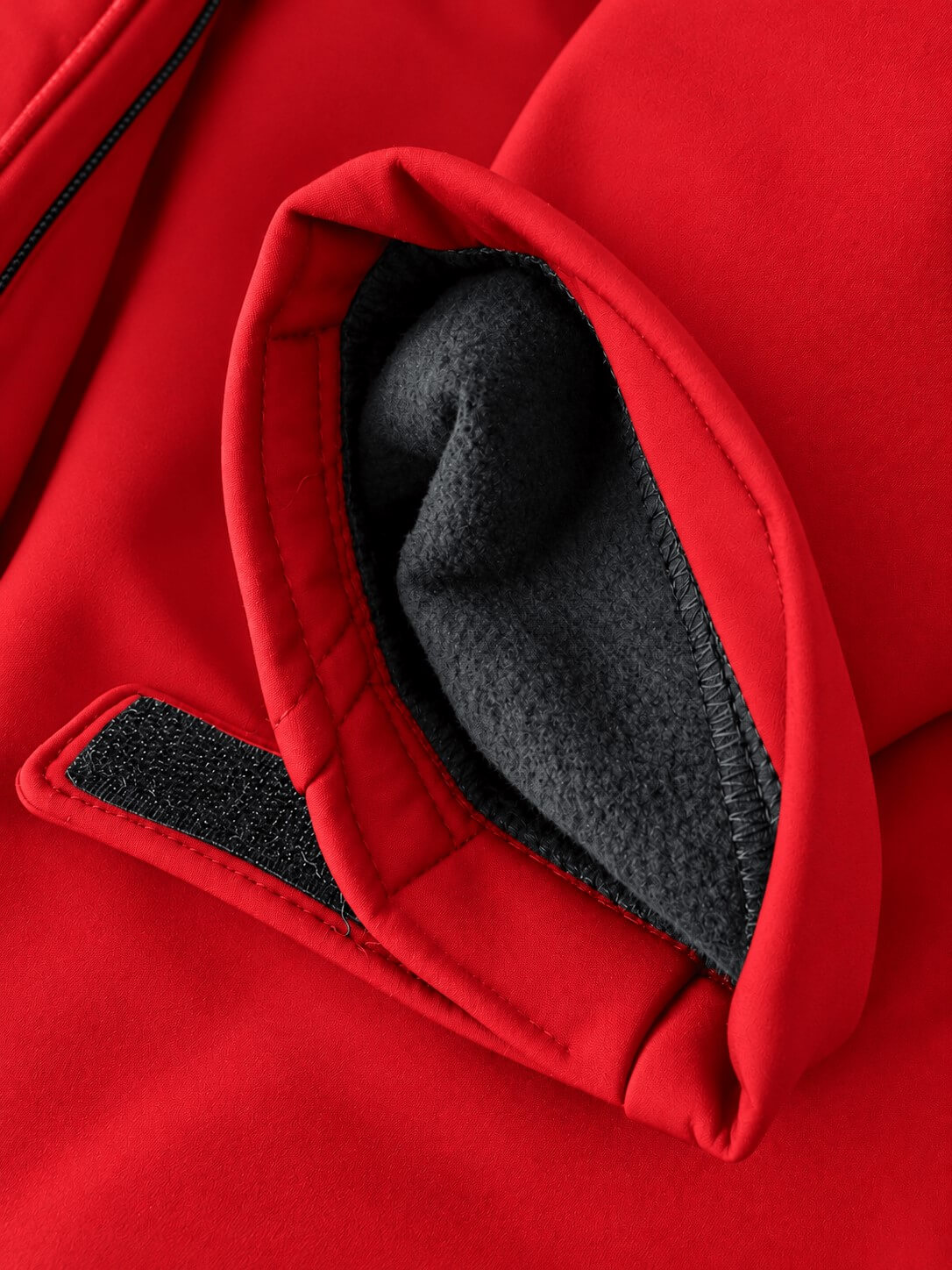 Kurtka softshell 3-warstwowa z kapturem – mankiet z regulacją na rzep i polarowym wykończeniem
