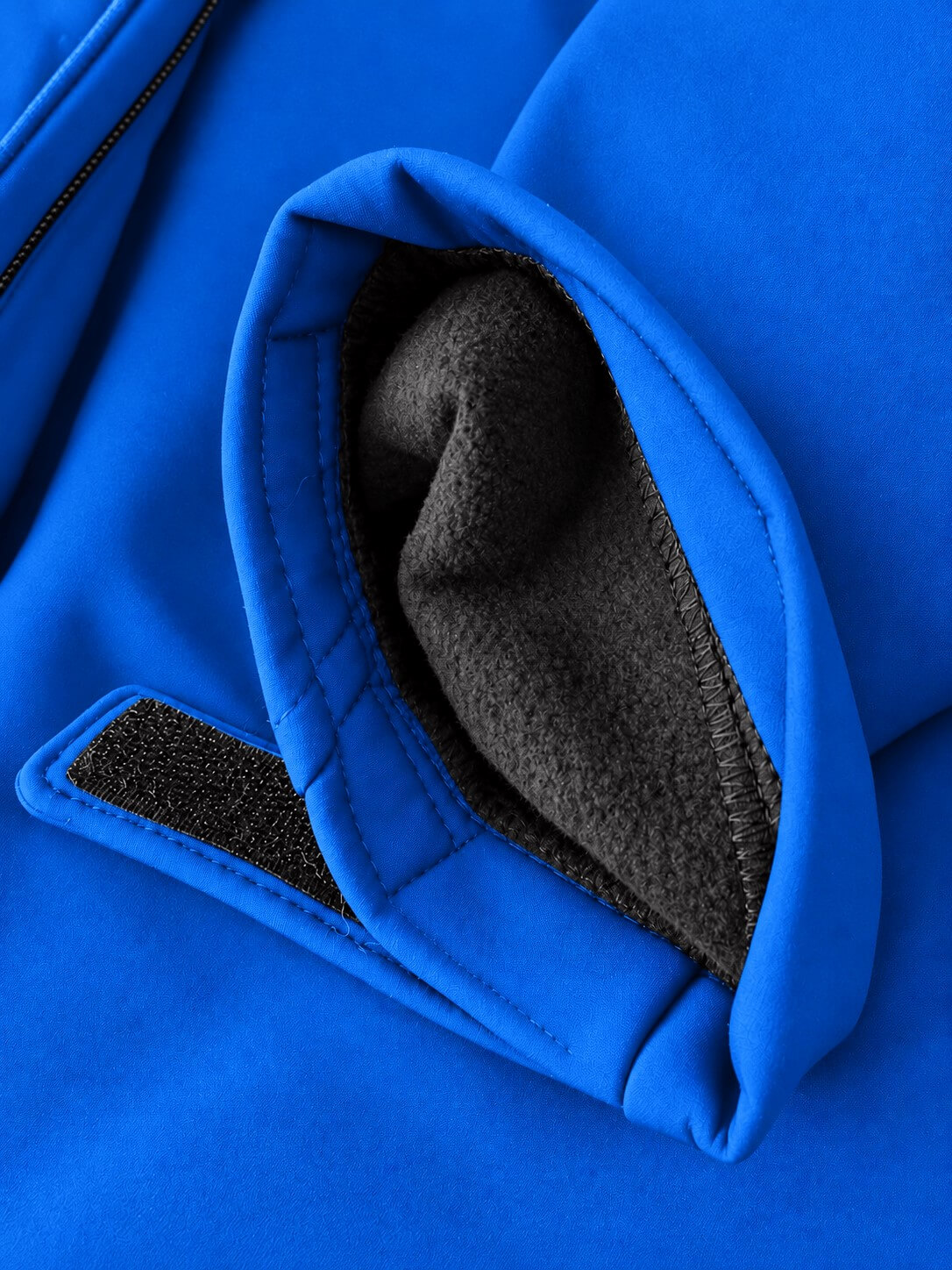 Kurtka softshell 3-warstwowa z kapturem – mankiet z regulacją na rzep i polarowym wykończeniem