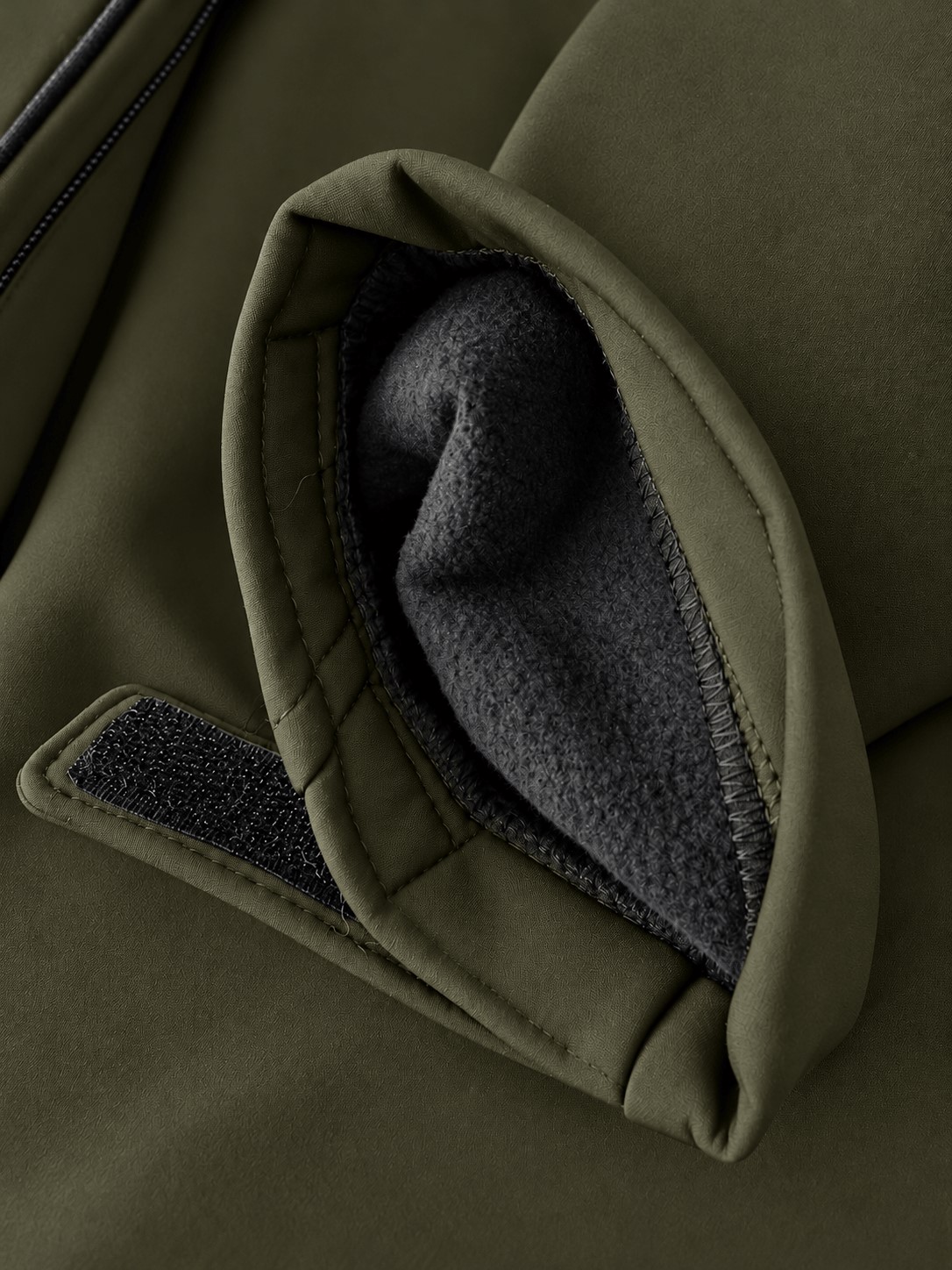 Kurtka softshell 3-warstwowa z kapturem – mankiet z regulacją na rzep i polarowym wykończeniem