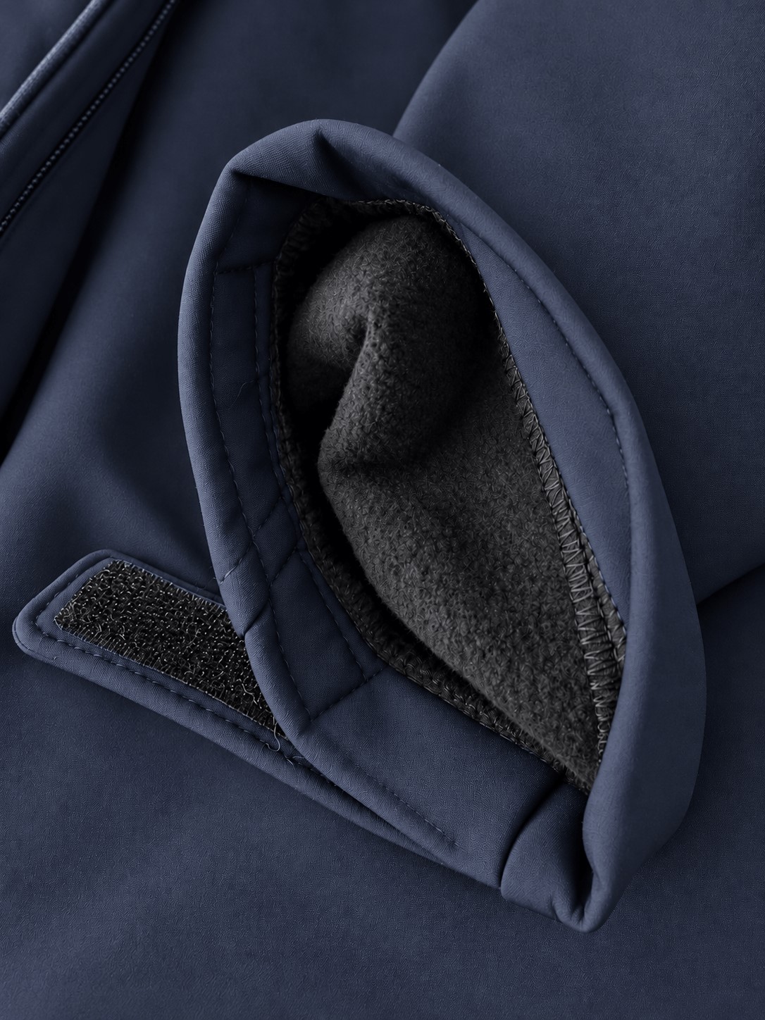 Kurtka softshell 3-warstwowa z kapturem – mankiet z regulacją na rzep i polarowym wykończeniem