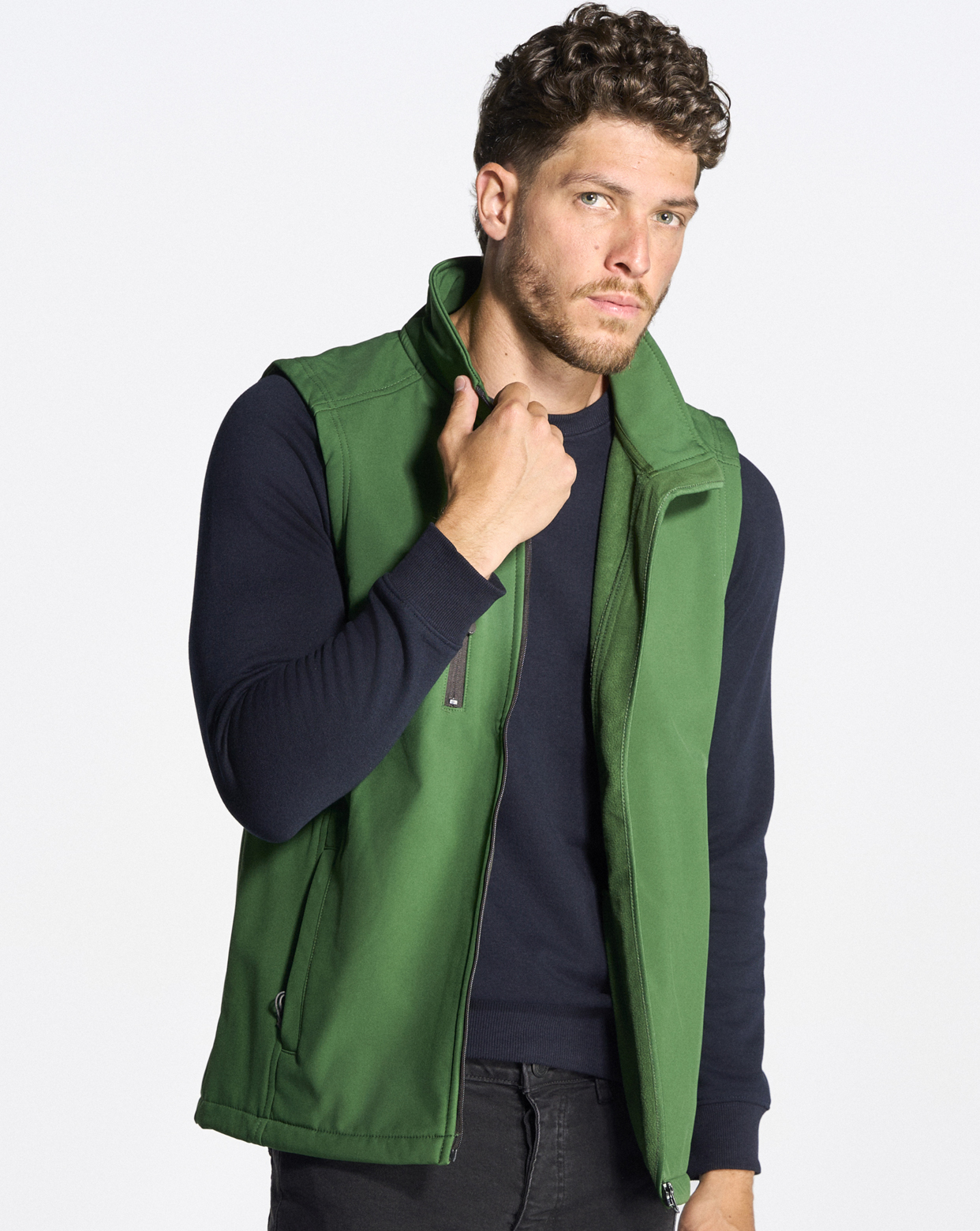 Pan w Kamizelce JHK SOFTSHELL VEST-kolor Zielony z wewnętrzną podszewką polarową. Posiada pełny zamek błyskawiczny.3 boczne kieszenie oraz 3 warstwy z oddychającymi membranami.Stopery.Gramatura 300g.Materiał zewnętrzny:95% Poliester5% Elastan Dostępne na koszulkisuper.com