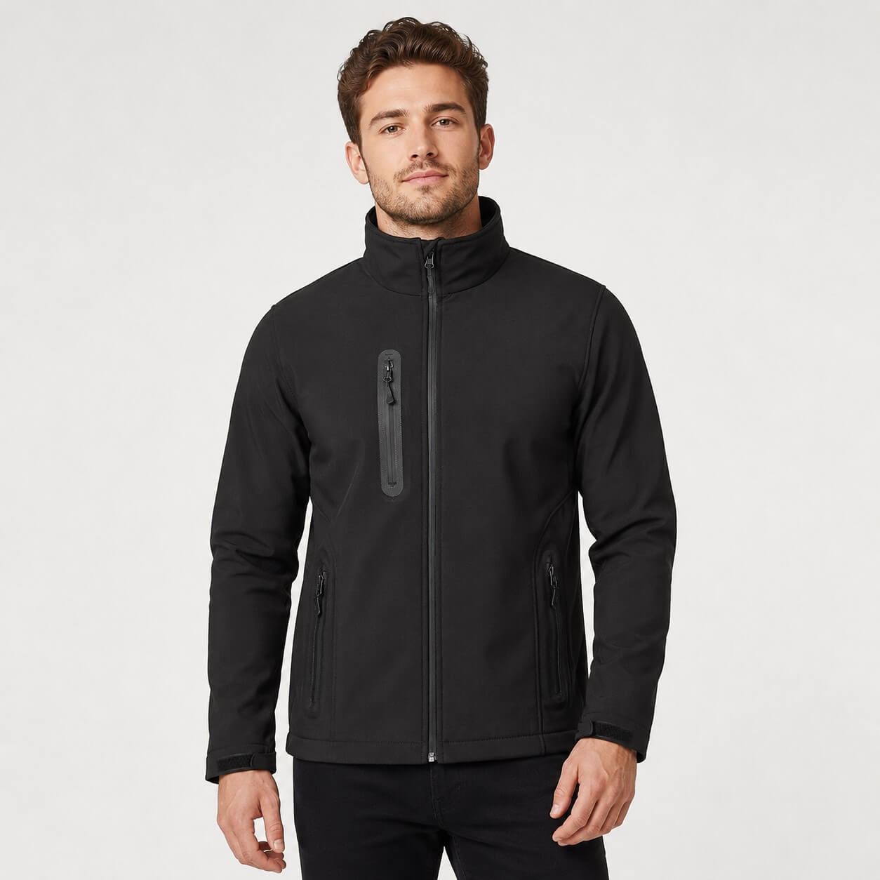 Męska kurtka softshell wodoodporna 8000 mm JHK – czarna, na modelu