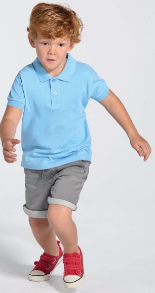 Chłopiec ubrany w koszulkę POLO PKID 200 JHK błękitną. Dostępna na www.koszulkisuper.com